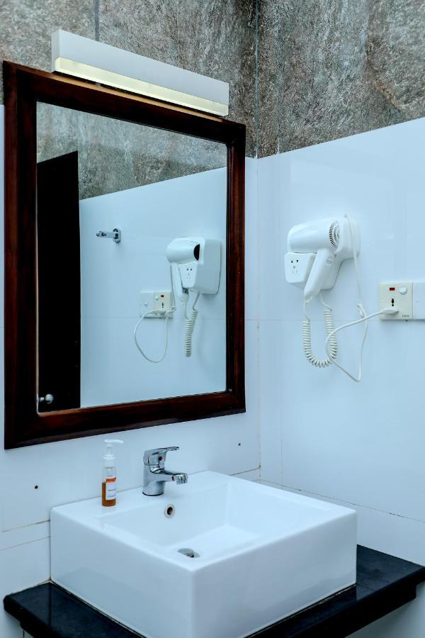 The Valampuri Hotell Jaffna Eksteriør bilde
